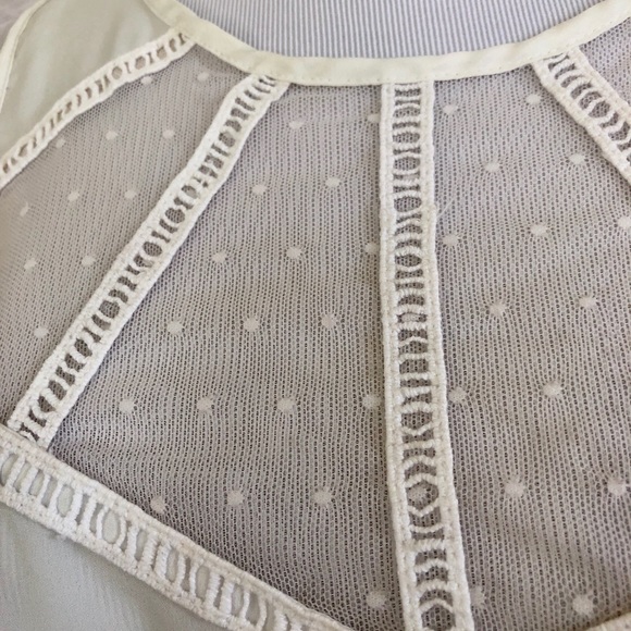 🌸 3/$15 Lush White Sleeveless Blouse - Picture 6 of 8